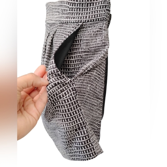 Dynamite | High Waist Stretchy Lightweight Python Snakeskin Print Shorts | XS - Picture 6 of 11